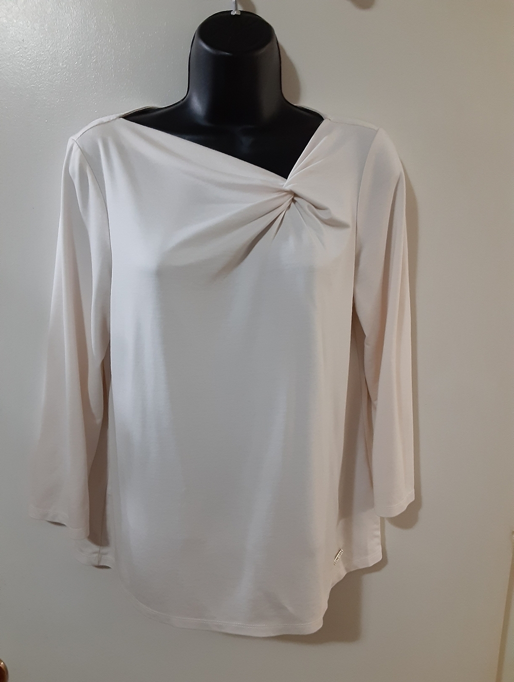 Anne Klein Cream Twist Neck Blouse Gold Logo Detail Quiet Luxury Top M